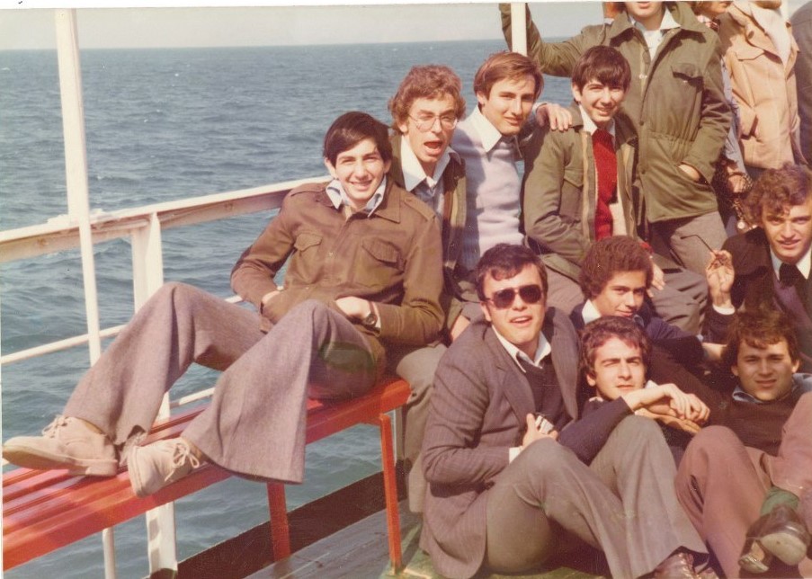 Η φωτογραφία είναι από πενθήμερη εκδρομή της ΣΤ' Γυμνασίου, το 1976 σε Άρτα, Ιωάννινα, Πήλιο και Αθήνα